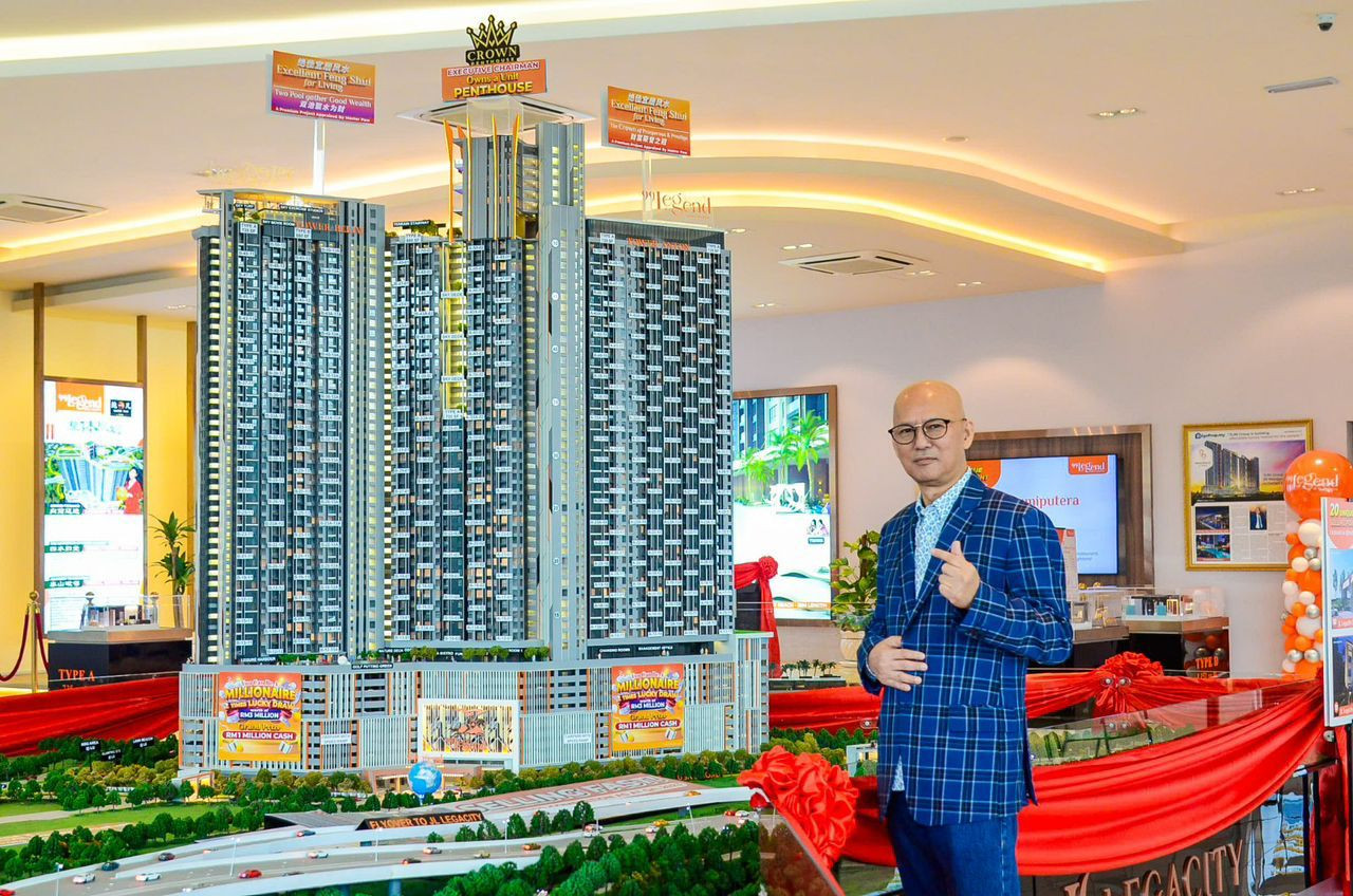 Jeff B K Lee bersama model binaan bangunan 99 Legend - gambar JL99