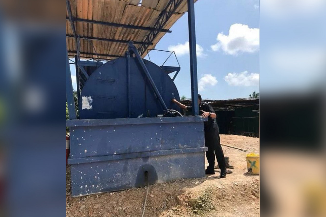 KPDN Terengganu turut merampas skid tank yang digunakan dalam aktiviti membawa minyak diesel di tapak projek pembinaan di Kuala Dungun, Terengganu. - Gambar ihsan KPDN Terengganu