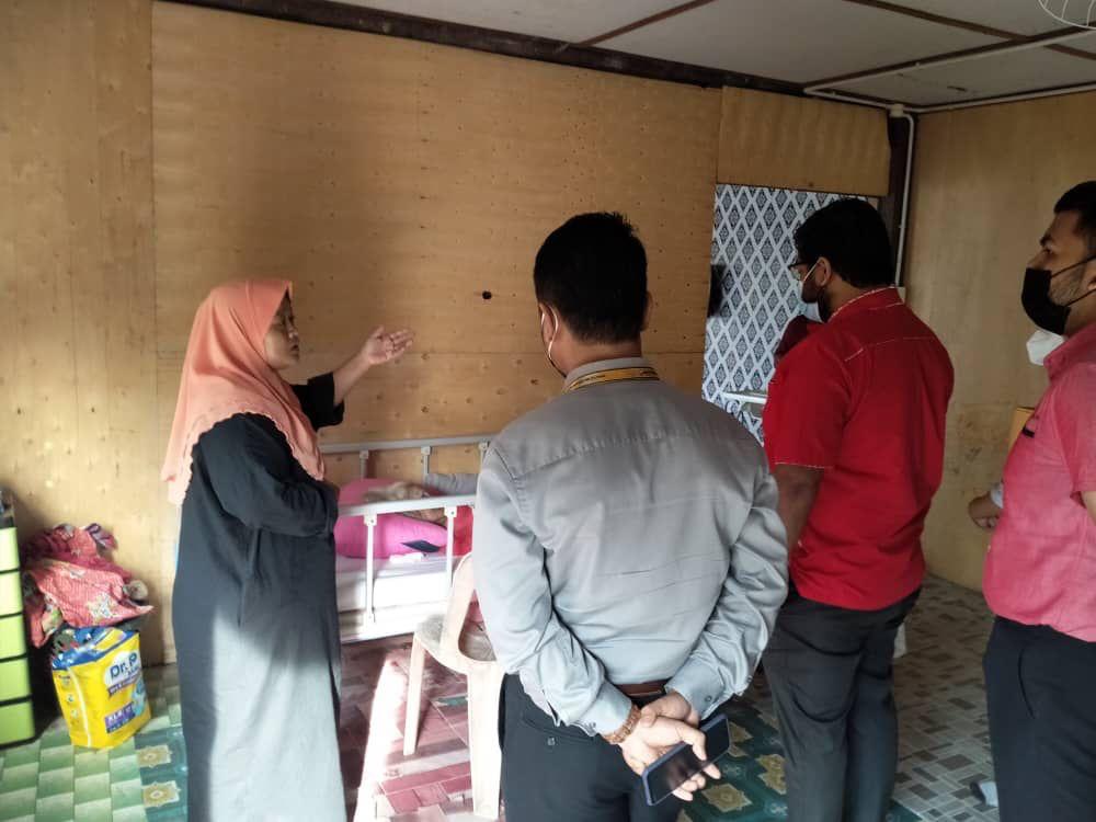 Diwiyana menunjukkan keadaan ibunya yang terlantar sakit kepada pegawai Baitulmal yang hadir.