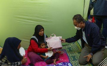 Dr Dzulkefly Ahmad (kanan) menyampaikan bantuan kepada seorang mangsa - gambar BERNAMA