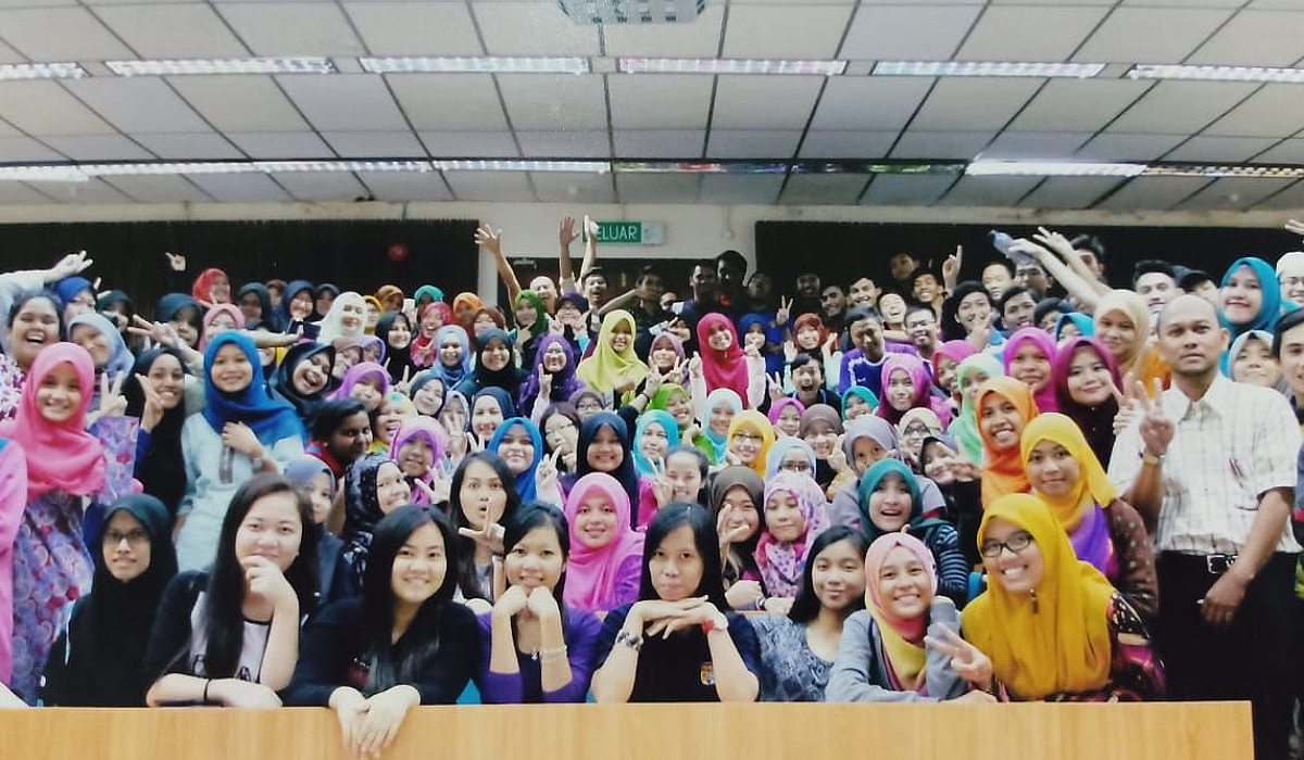Dr Jamaie Hamil (kanan, kemaja putih) bergambar bersama pelajarnya di UKM.