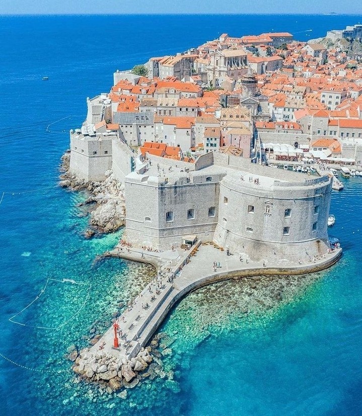 Dubrovnik, mutiara pantai Adriatik. Bandar ini menawarkan pemandangan laut yang menakjubkan dan bumbung berjubin merah