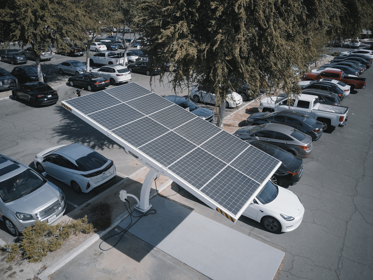 Unit parkir untuk mengecas EV