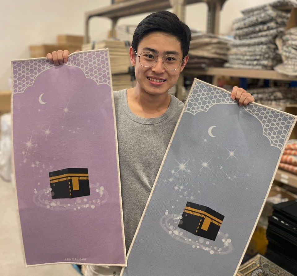 Edward Wong bersama sejadah mini rekaannya 