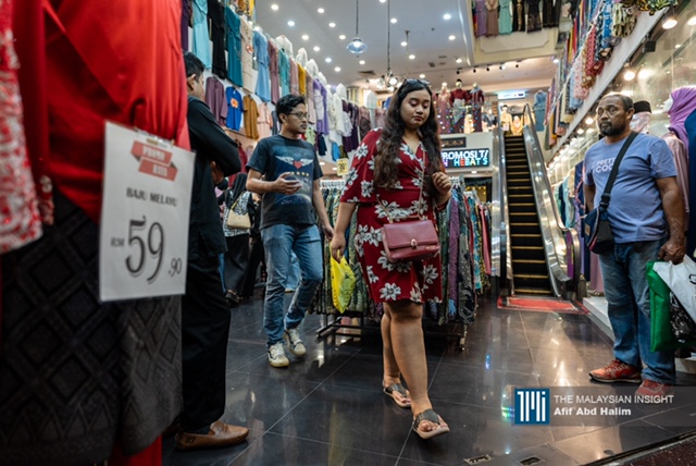 Suasana orang ramai membeli-belah di Jalan Tuanku Abdul Rahman.