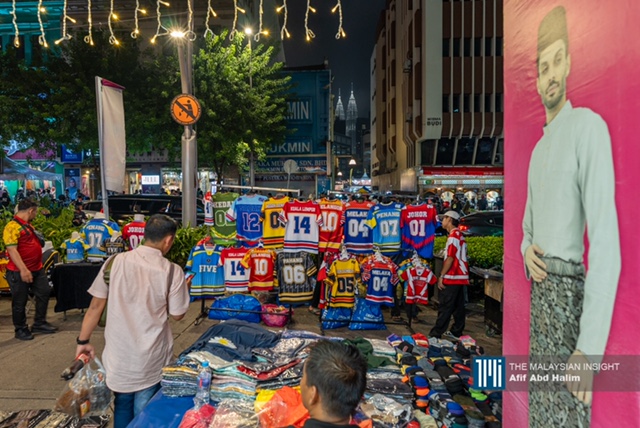 Bazar Aidilfitri Jalan Tuanku Abdul Rahman jadi tumpuan pada hujung minggu.