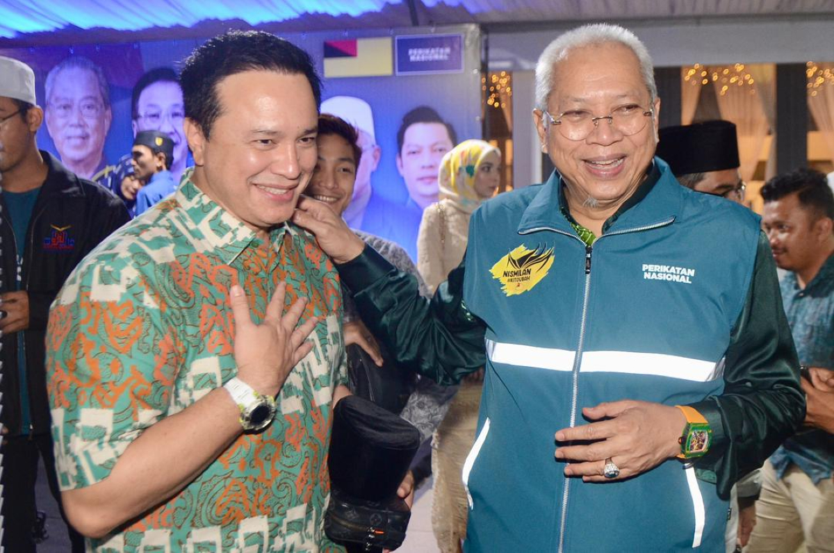 Eizlan bersama Annuar kini merupakan ahli PAS.