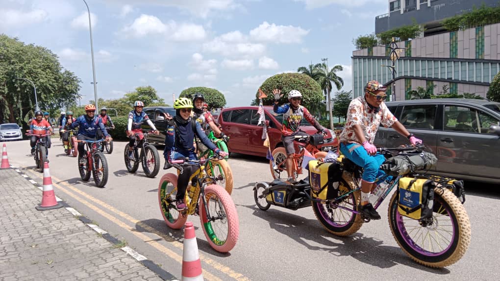 Khairil Aslan (kanan) diiringi Pasukan Fatbike Johor tiba di Hotel GBW, Johor Bahru. - Gambar oleh Izlaily Nurul Ain Hussein