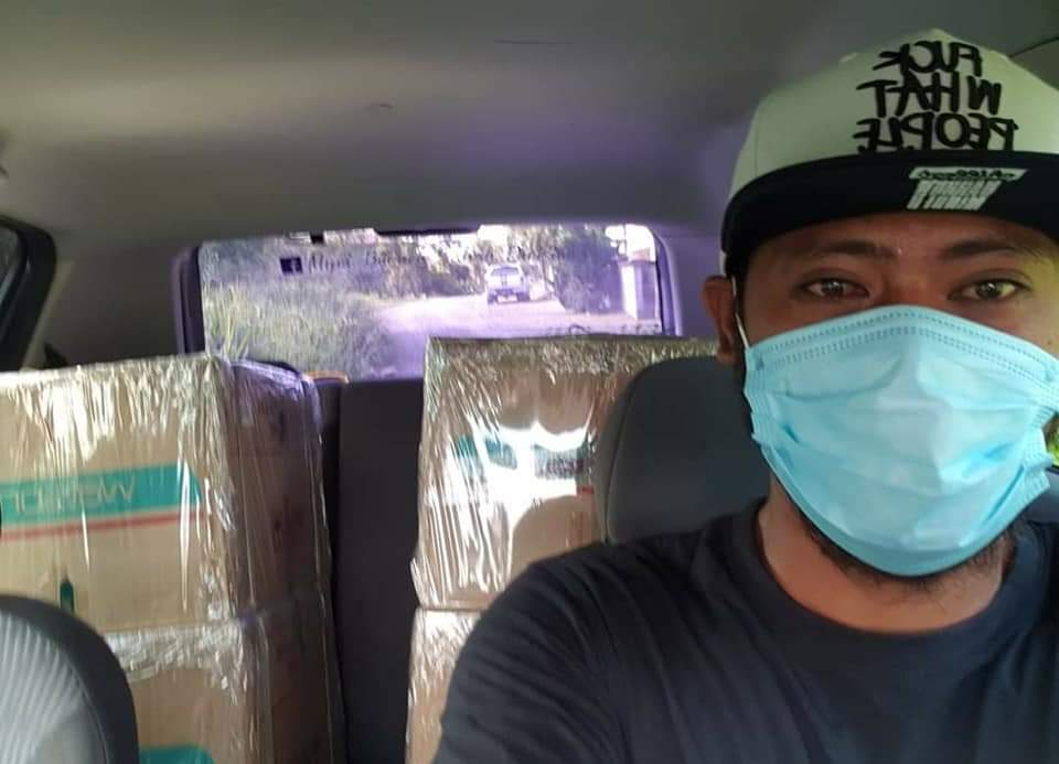 Suzimin turut mengambil upah melakukan kerja penghantaran barang. - Gambar Facebook Suzimin 
