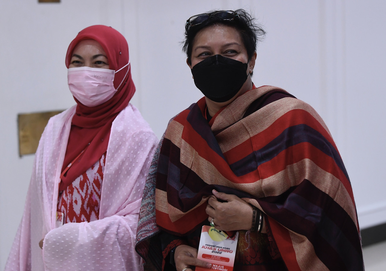 Azalina Othman Said (kanan) tiba di WTC hari ini. - Gambar Bernama