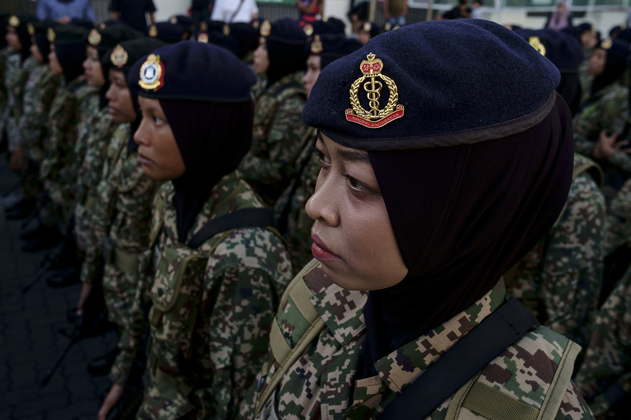 Kontinjen Angkatan Tentera Malaysia (ATM) melakukan perbarisan pada sesi raptai sambutan Hari Kebangsaan 2022 di Dataran Merdeka hari ini. - Gambar Bernama