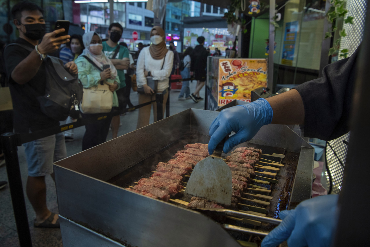 Wagyu skewer dijual dalam dua pilihan iaitu biasa dan premium masing-masing dengan harga RM16 dan RM20 - Gambar Bernama