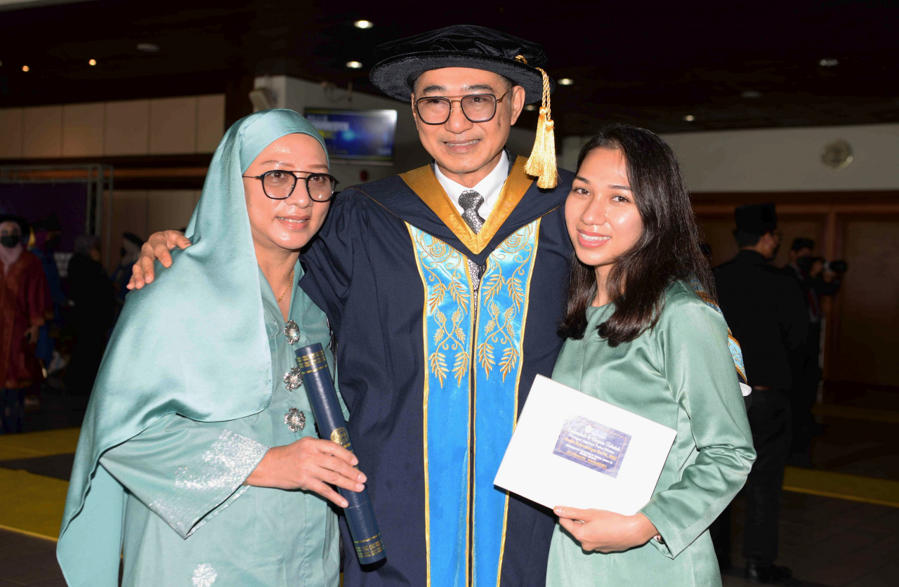 Komposer terkenal, Dr Mohd Azhar Abu Bakar atau Azmeer bersama isteri Azira Azid, 52, dan anaknya Afrisya Adlina, 25, selepas menerima Ijazah Doktor Falsafah (Pengurusan Industri Kreatif Warisan Budaya) pada Majlis Konvokesyen ke-34 UUM, di Dewan Mu'adzam Shah hari ini - Gambar Bernama