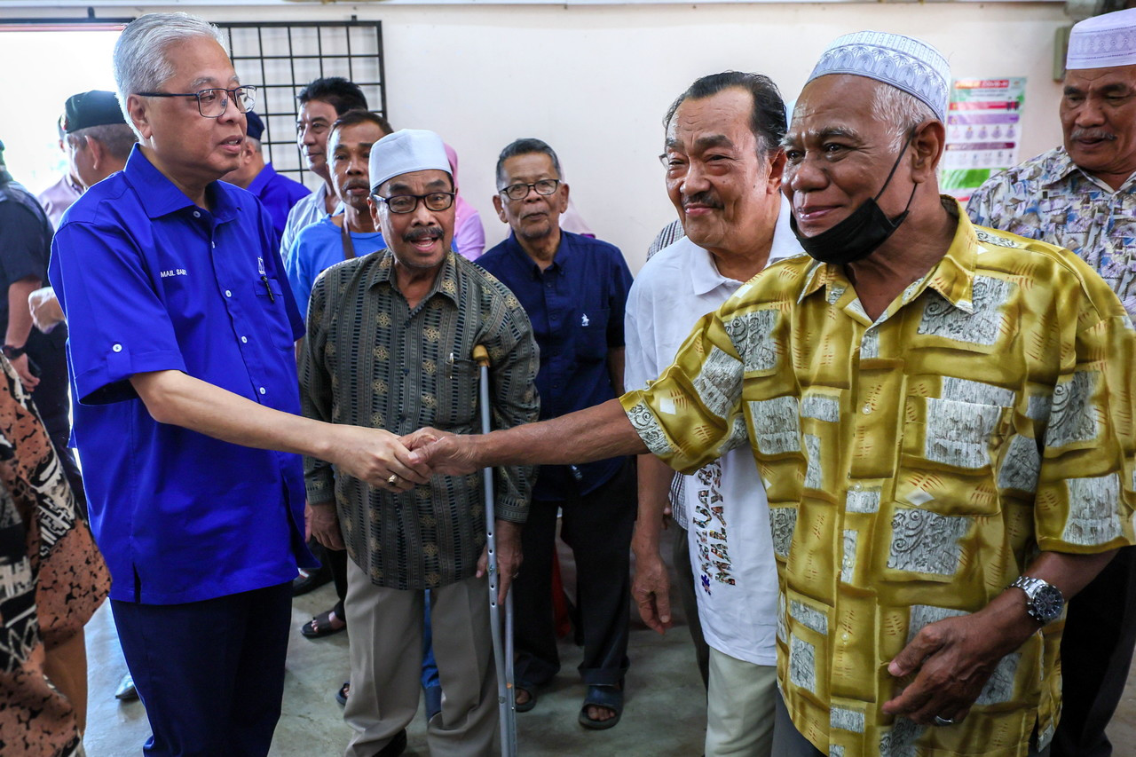 Ismail Sabri beramah mesra dengan masyarakat setempat ketika hadir pada program Kenduri Rakyat bersama komuniti Felda Sebertak, baru-baru ini. - Gambar Bernama