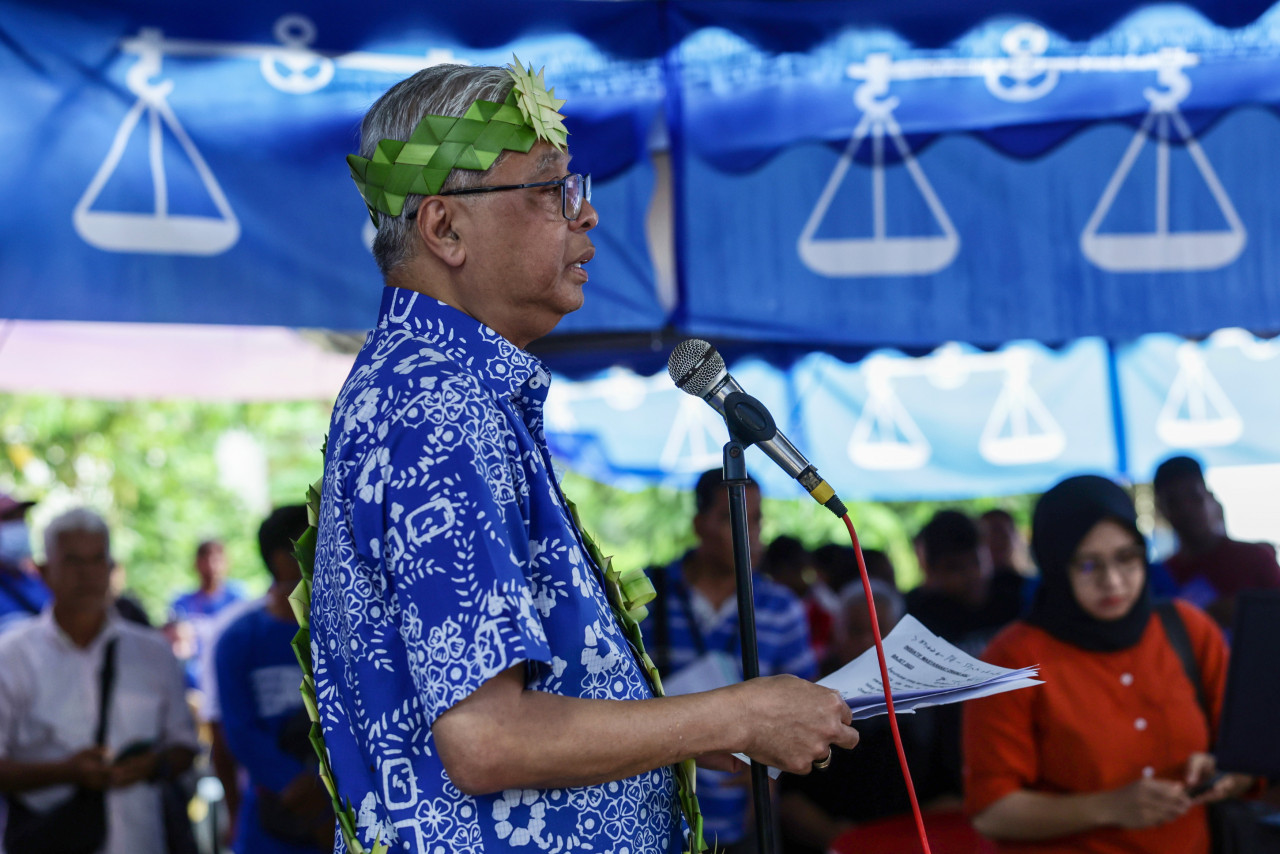 Ismail Sabri Yaakob berucap pada program Moh Ngeteh bersama penduduk Orang Asli sempena Pilihan Raya Umum ke-15 (PRU15) di Kampung Bongkok hari ini - Gambar Bernama