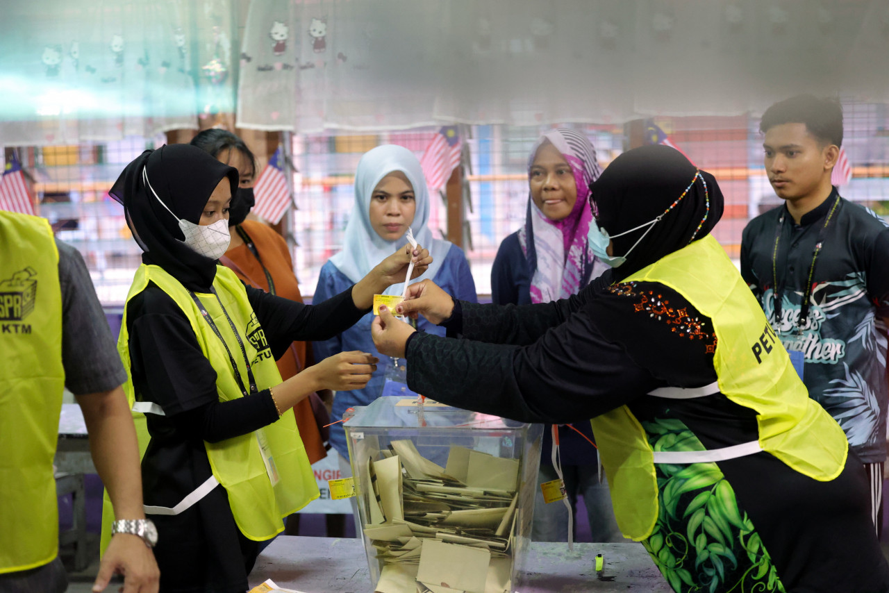 Petugas Suruhanjaya Pilihan Raya (SPR) mengikat peti undi di hadapan agen calon selepas tamat waktu mengundi tepat pada jam 5.30 petang di pusat mengundi Pilihan Raya Umum ke-15 di Sekolah Kebangsaan Batu Putih Baru, Sandakan - Gambar Bernama