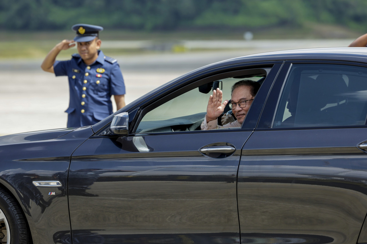 Perdana Menteri Datuk Seri Anwar Ibrahim melambai dari kenderaan yang dipandu oleh Sultan Brunei Sultan Hassanal Bolkiah di Lapangan Terbang Tentera Udara Diraja Malaysia Subang - Gambar Bernama