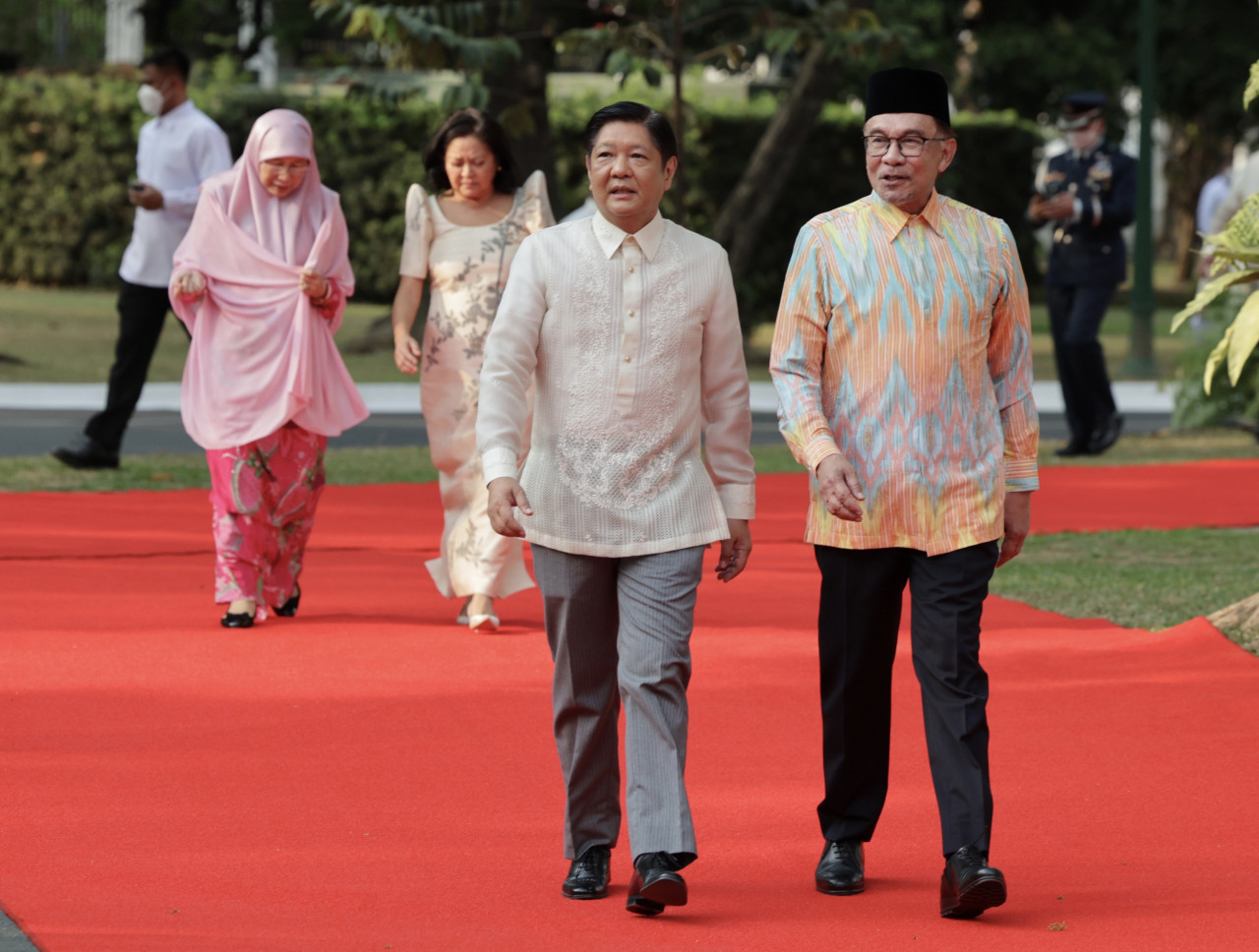 Anwar Ibrahim dan isteri, Dr Wan Azizah Wan Ismail disambut Ferdinand R Marcos Jr dan isteri, Louise Araneta-Marcos ketika tiba di Istana Malacanang hari ini - Gambar Fail Bernama