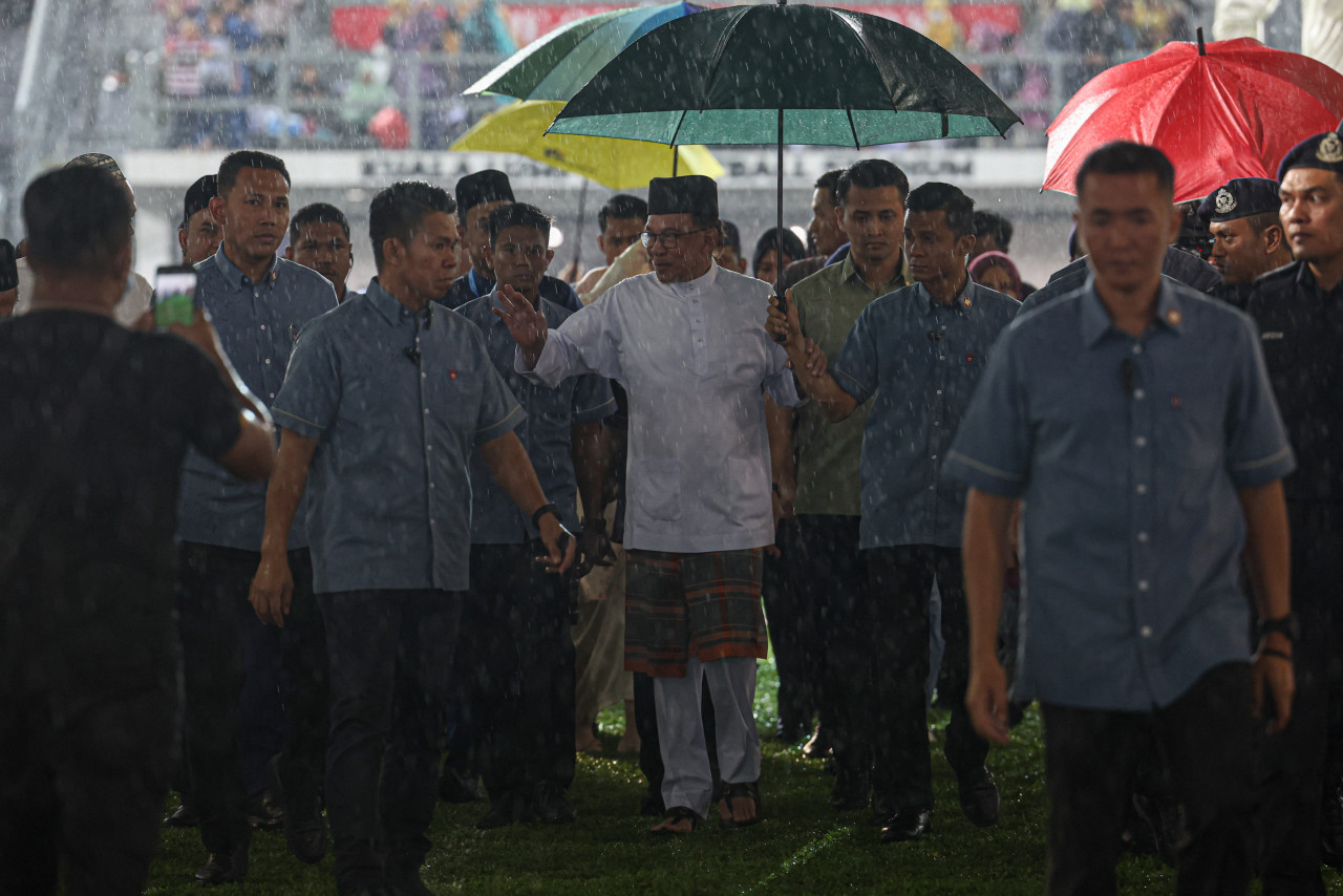 Anwar Ibrahim ketika hadir pada program Selawat dan Munajat Perdana Untuk Malaysia bertemakan ‘Mahabbah Rasulullah Asas Kejayaan Malaysia MADANI’ di Stadium Bola Sepak Kuala Lumpur hari ini - Gambar Bernama