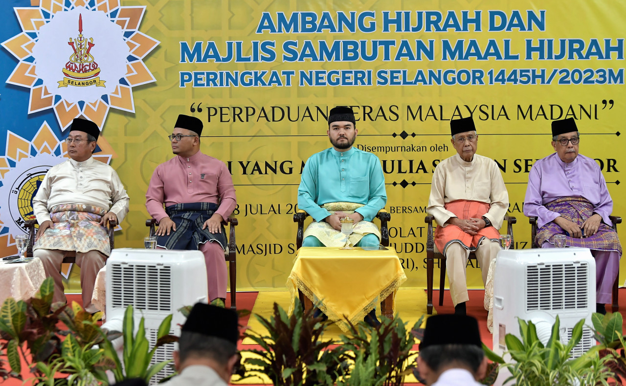 Raja Muda Selangor Tengku Amir Shah (tengah) berkenan berangkat hadir ke Ambang Hijrah dan Majlis Sambutan Maal Hijrah Peringkat Negeri Selangor 1445H/2023M di Masjid Sultan Salahuddin Abdul Aziz Shah, Shah Alam, malam tadi - gambar BERNAMA