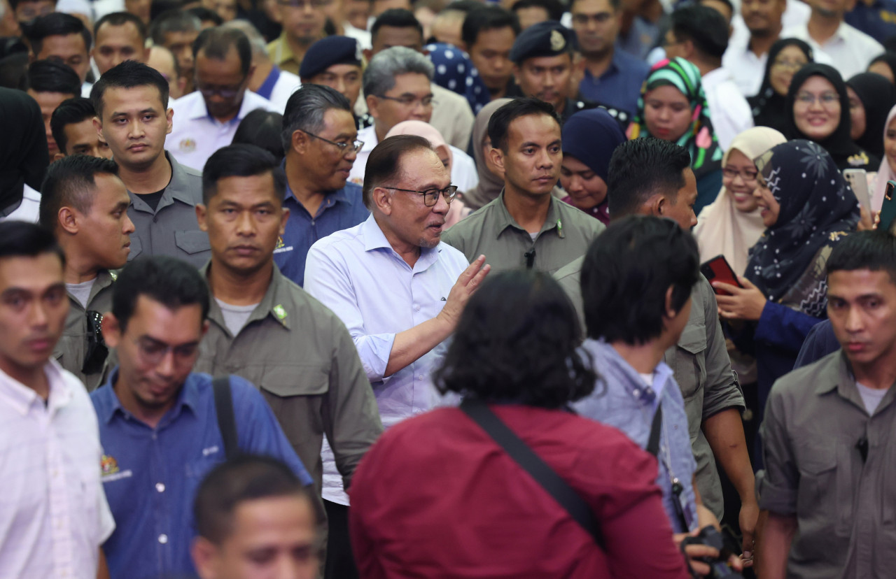 Anwar Ibrahim ketika hadir Program Cakna MADANI Perdana Menteri di Dewan Utama Kampus Kesihatan Universiti Sains Malaysia Kubang Kerian - gambar BERNAMA