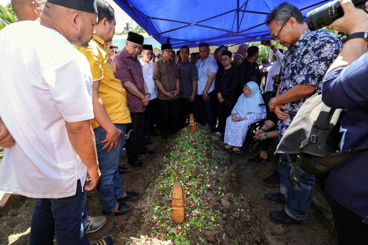 hmad Zahid Hamidi (berdiri tiga, kiri) menziarahi pusara Allahyarham Datuk Seri Salahuddin Ayub di Tanah Perkuburan Jalan Sulong, Serkat, Tanjung Piai - gambar BERNAMA