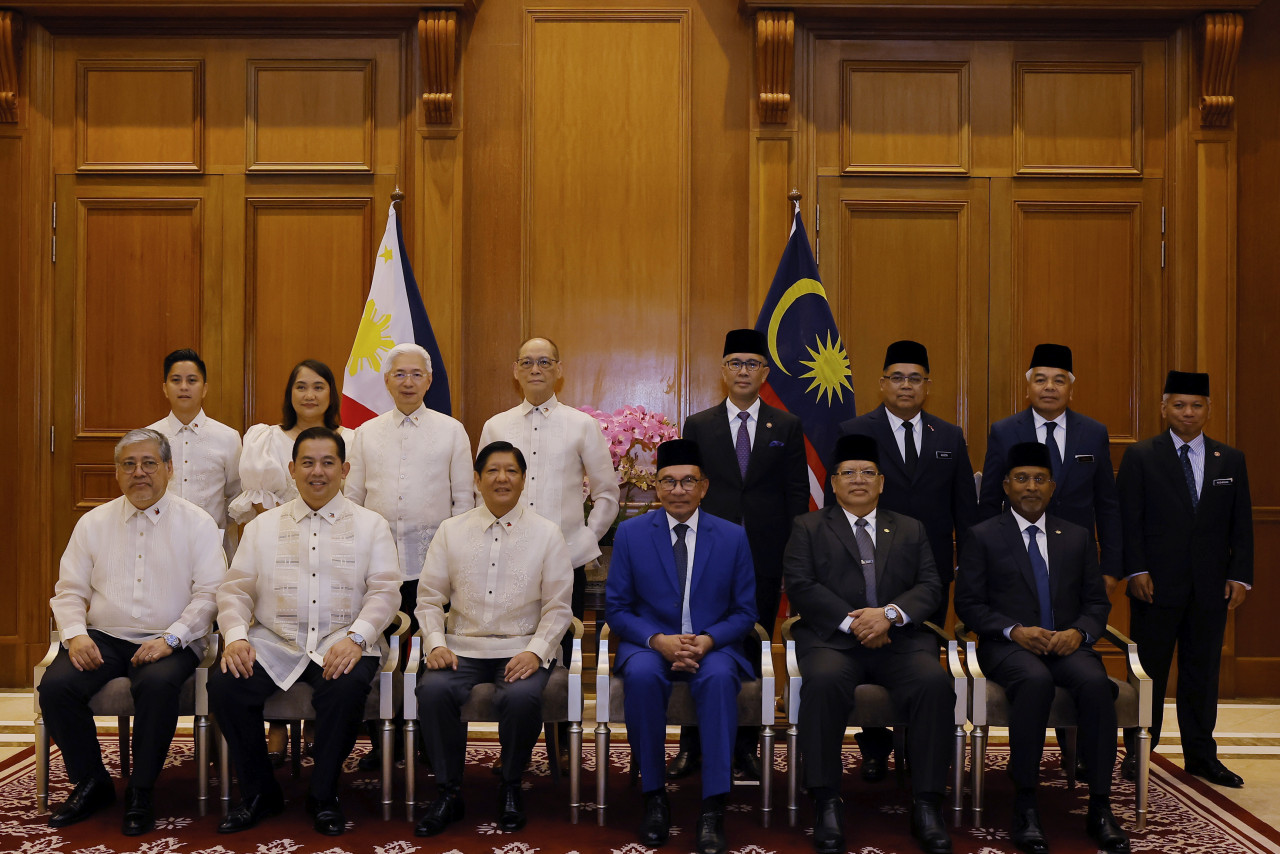 Anwar Ibrahim (duduk tiga, kanan) bergambar bersama Ferdinand R Marcos Jr (duduk tiga, kiri) di pejabatnya di Perdana Putra - gambar BERNAMA