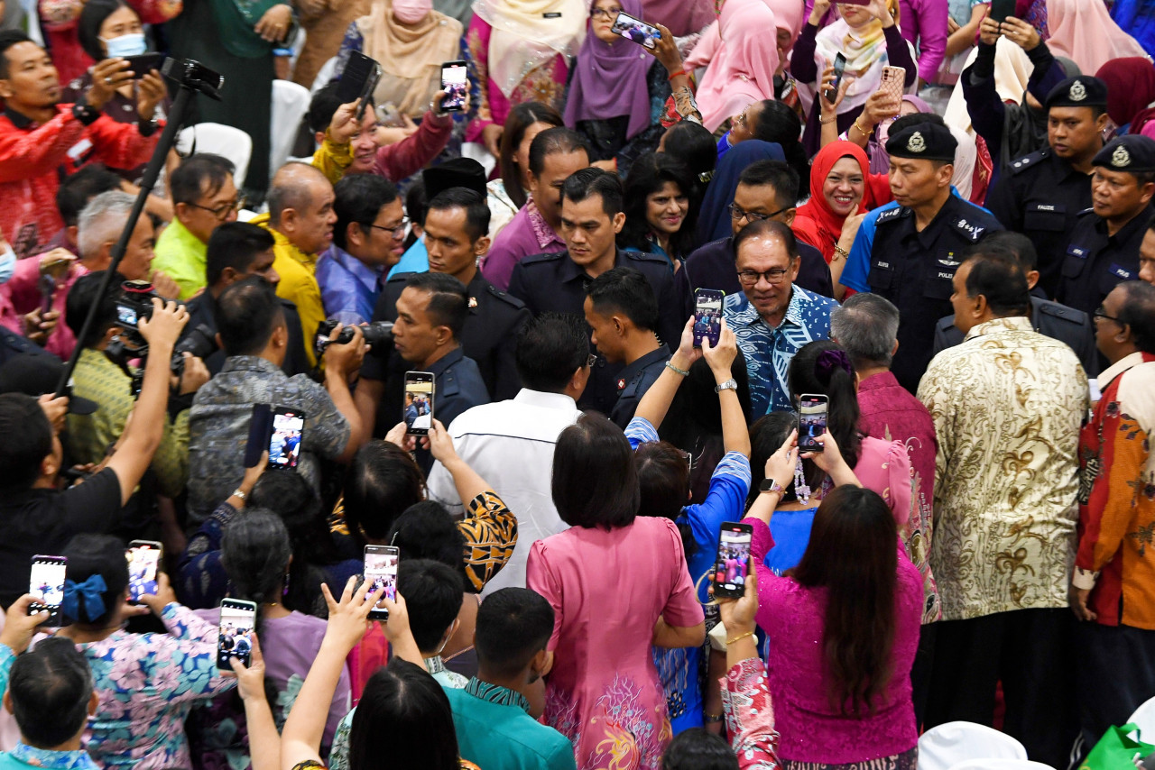 Anwar Ibrahim beramah mesra dengan para guru ketika hadir pada Majlis Apresiasi Guru-Guru Peringkat Negeri Sembilan di Dewan Majlis Bandaraya Seremban - gambar BERNAMA