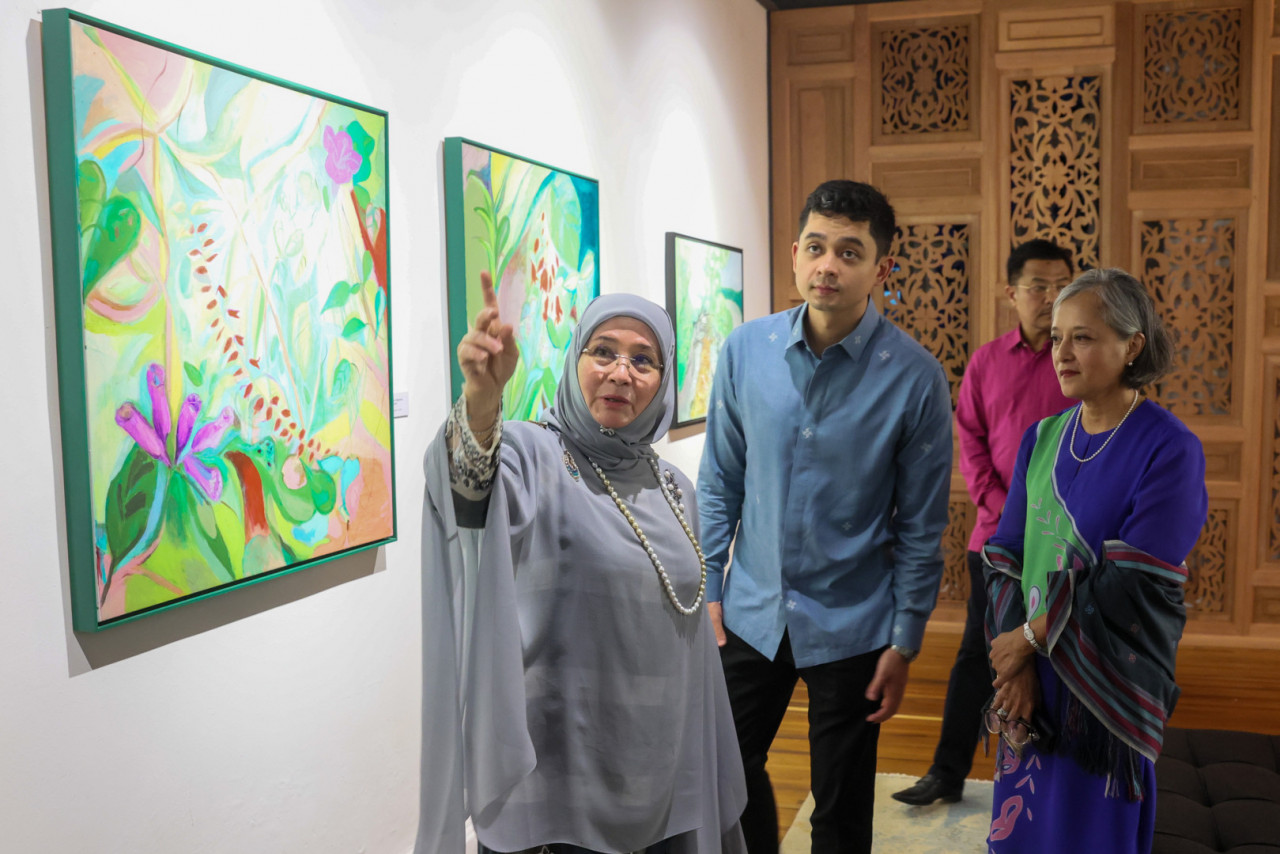 Tunku Azizah Aminah Maimunah Iskandariah berkenan melawat “Pahang in Nature” anjuran Muzium Pahang yang dirasmikan baginda di Muzium Seni Kontemporari (MOCA) - gambar BERNAMA