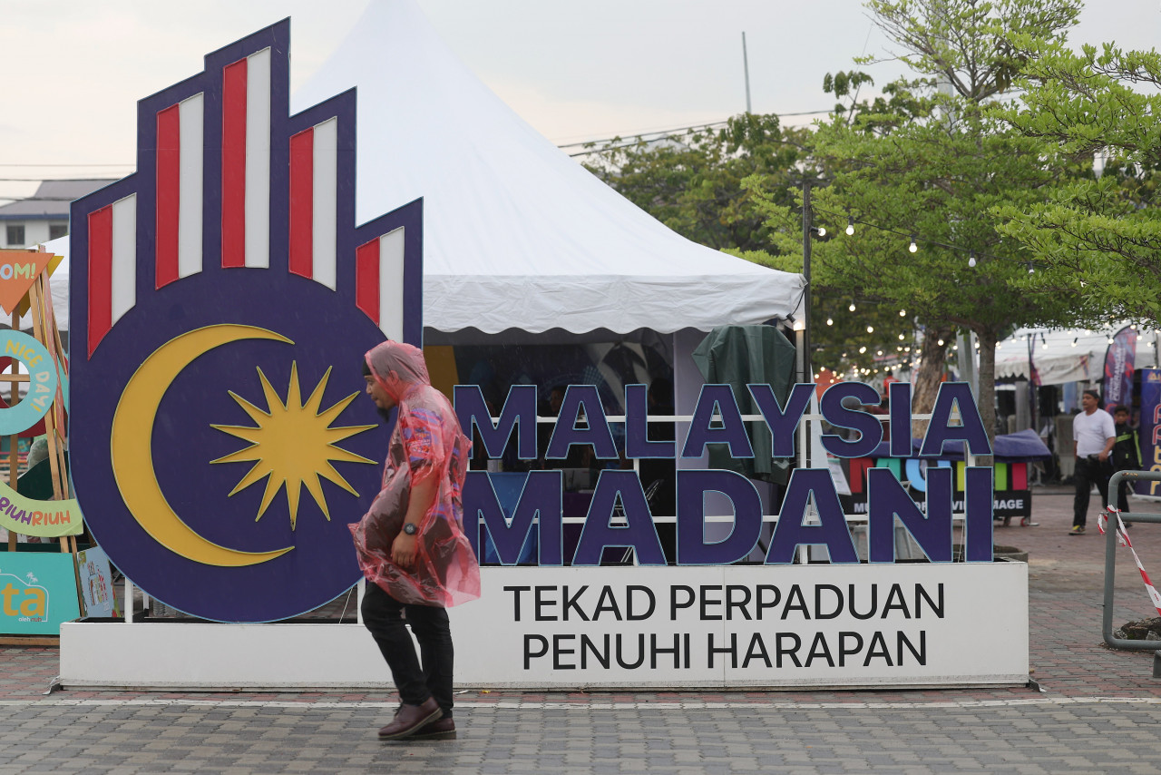 Cuaca hujan bukan menjadi penghalang bagi orang ramai menghadiri program Kembara RIUH 2023 - gambar BERNAMA