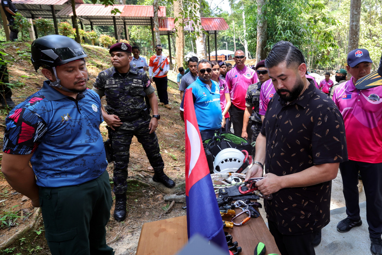 Tunku Ismail Sultan Ibrahim (dua, kanan) berkenan melihat barang keselamatan yang digunakan untuk memanjat pokok bagi mengambil benih anak pokok kelat - gambar BERNAMA