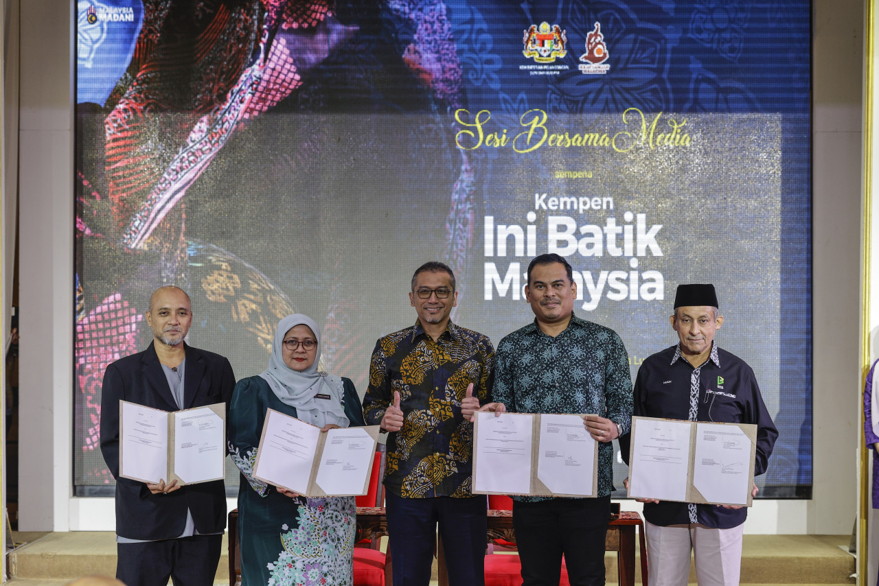 Timbalan Ketua Setiausaha (Pelancongan) Kementerian Pelancongan, Seni dan Budaya (MOTAC), Datuk Mohd Zamri Mat Zain (tengah) dan Ketua Pengarah Kraftangan Malaysia, ‘Ainu Sham Ramli (dua, kiri) bersama wakil-wakil daripada Persatuan Agensi Pelancongan Umrah Dan Haji (PAPUH), Persatuan Syarikat Pengendalian Pelancongan Bumiputera Malaysia (BUMITRA MALAYSIA) dan Persatuan Ejen-Ejen Pelancongan dan Pengembaraan Malaysia (MATTA) selepas acara menandatangani Memorandum Persefahaman (MoU) pada sesi bersama media sempena kempen ‘Ini Batik Malaysia’ di Kompleks Kraf baru-baru ini. gambar BERNAMA