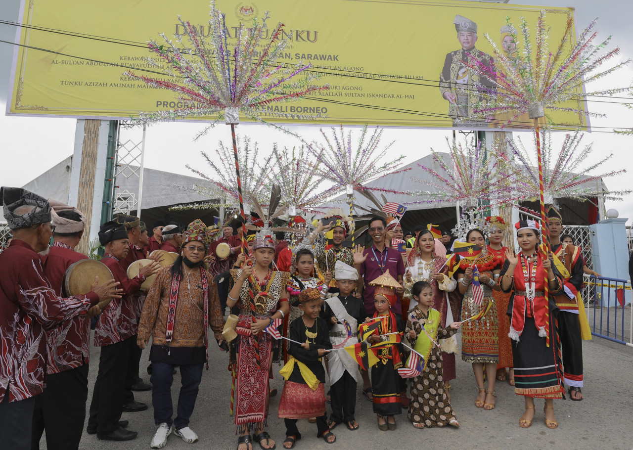 Orang ramai berpakaian tradisional suku kaum Sarawak berkumpul di hadapan Masjid Bandar Sri Aman untuk menyambut ketibaan konvoi Yang di-Pertuan Agong - gambar BERNAMA