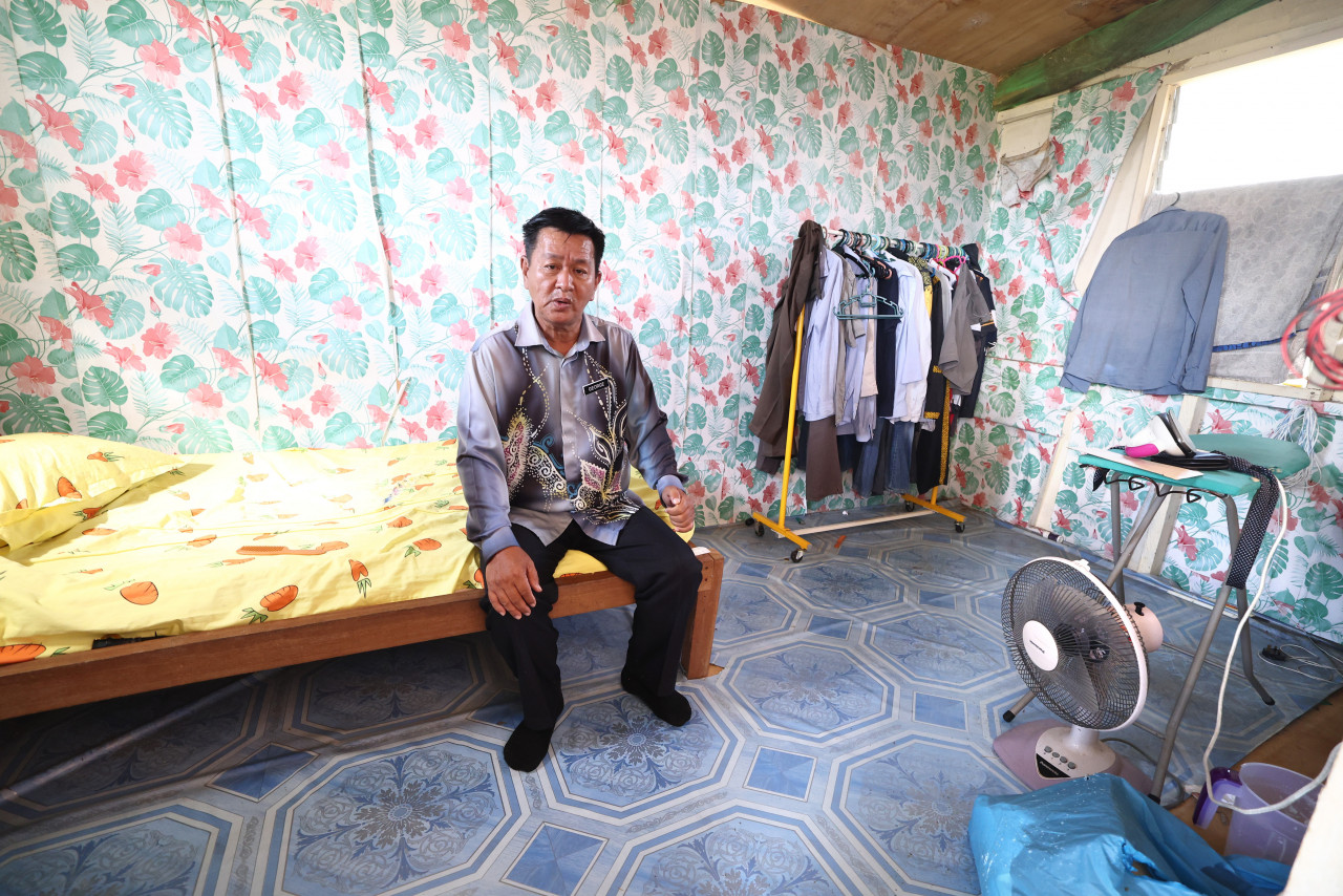 George Odol menunjukkan stor yang dijadikan kediamannya ketika ditemui di Sekolah Kebangsaan Ulu Ansuan baru-baru ini. gambar BERNAMA