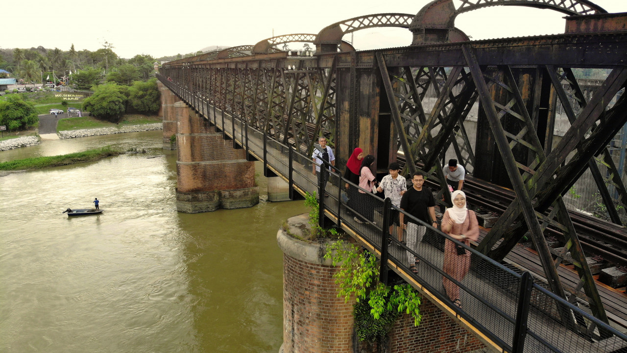 Pandangan sisi Victoria Bridge. - gambar BERNAMA