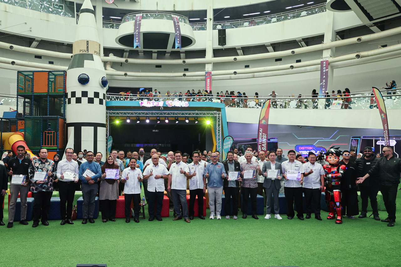 Ketua Setiausaha Kementerian Sains, Teknologi dan Inovasi Datuk Ts Dr Aminuddin Hassim (tujuh, kiri) bergambar bersama penerima Sijil Penghargaan Rakan Kerjasama bersama Pusat Sains Negara (PSN) pada Majlis Perasmian Xporia Sains di PSN hari ini. gambar BERNAMA