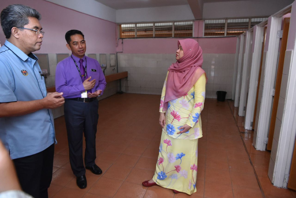 Fadhlina turut melawat tandas di SK Semenyih.