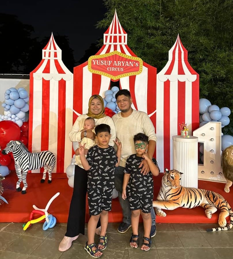 Farah Wahida Abdul Aziz bersama suami dan tiga anak mereka. – Gambar The Vibes