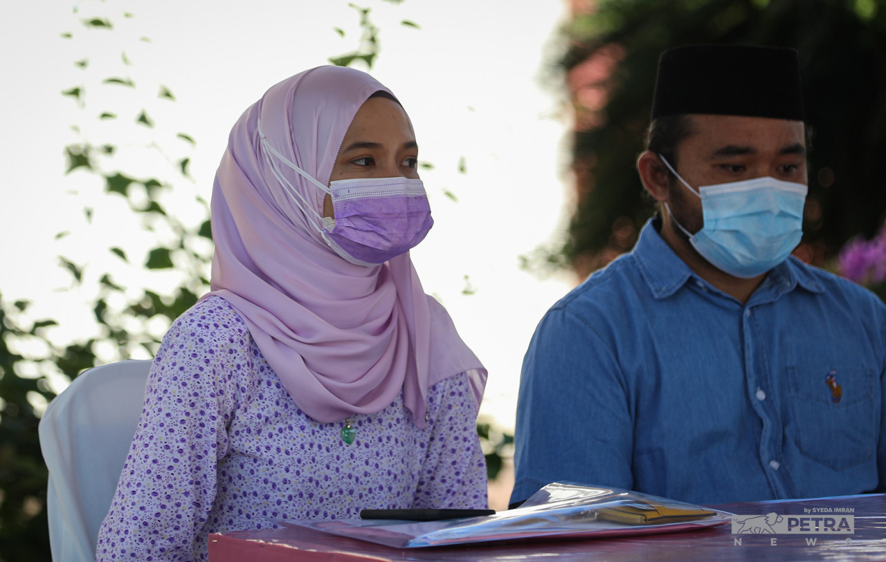 Calon termuda PRN Melaka Farzana Hayani Mohd Nasir, 21, dari PH tiba di pusat penamaan calon DUN Sungai Rambai. - Gambar oleh Syeda Imran