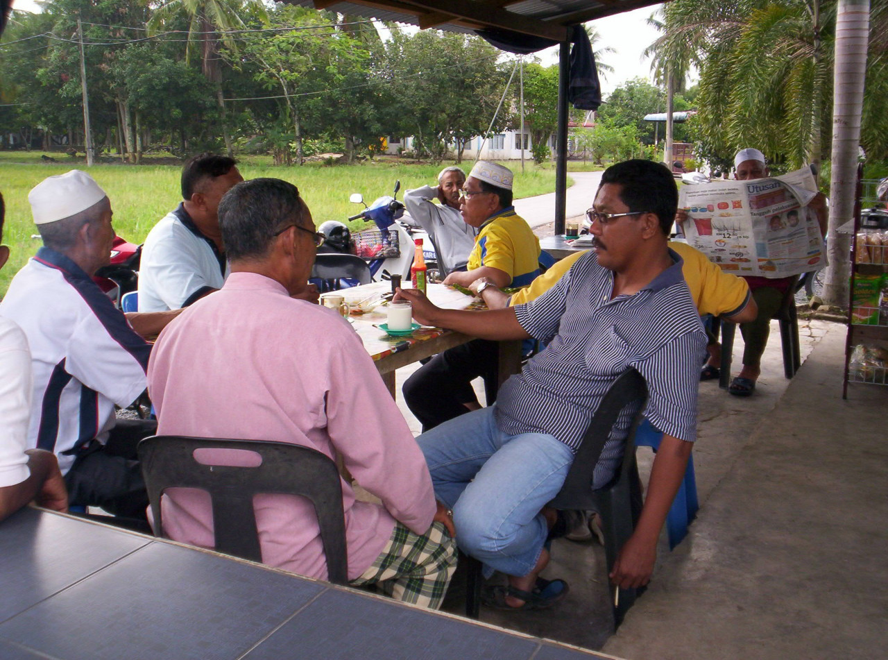 Perbualan di kedai kopi juga boleh mengundang fitnah jika bercakap perkara yang tidak mempunyai kesahihan - gambar hiasan