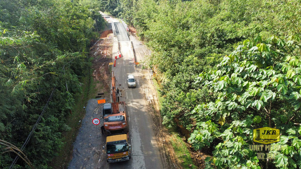 Laluan satu lorong dibuka di Seksyen 73.85, Jalan Dabong-Jeli (FT066) yang terputus akibat kegagalan pembetung, sebelum ini. - gambar JKR
