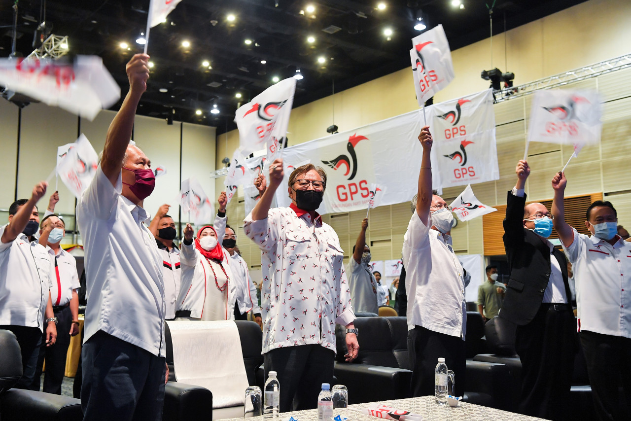 Abang Johari (depan, dua kiri) meraikan kemenangan GPS di PRN Sarawak di Borneo Convention Centre Kuching di sini, pada 18 Disember. - Gambar Bernama