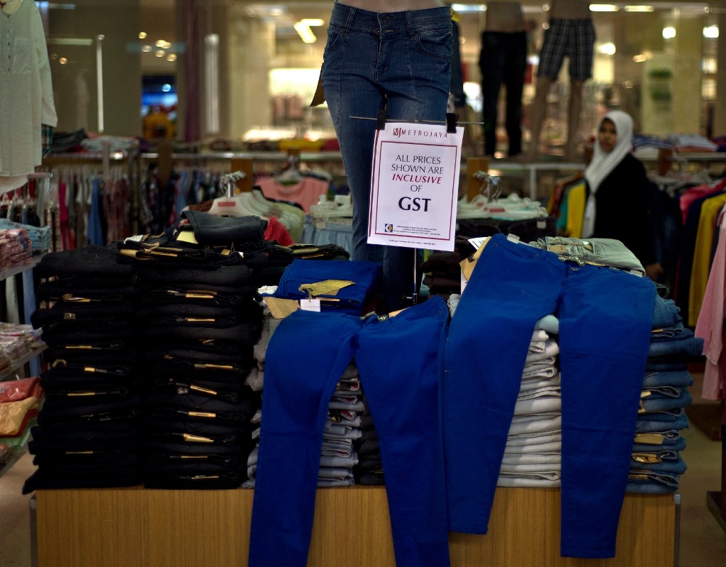 Salah satu sebab GST tidak popular dalam kalangan kumpulan berpendapatan rendah dan sederhana ialah sifat regresif cukai tersebut, iaitu membabitkan golongan miskin dan kaya secara sama rata. - Gambar AFP