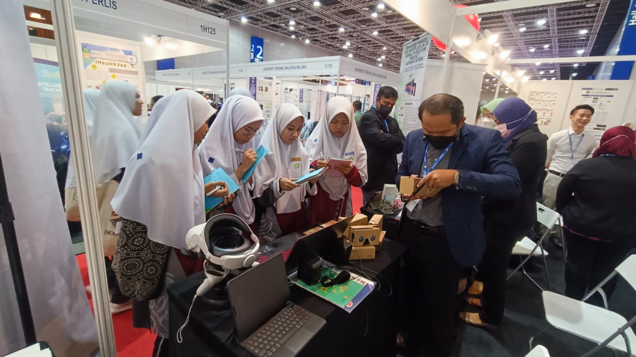 Antara ruang pameran UPI yang mendapat sambutan pengunjung