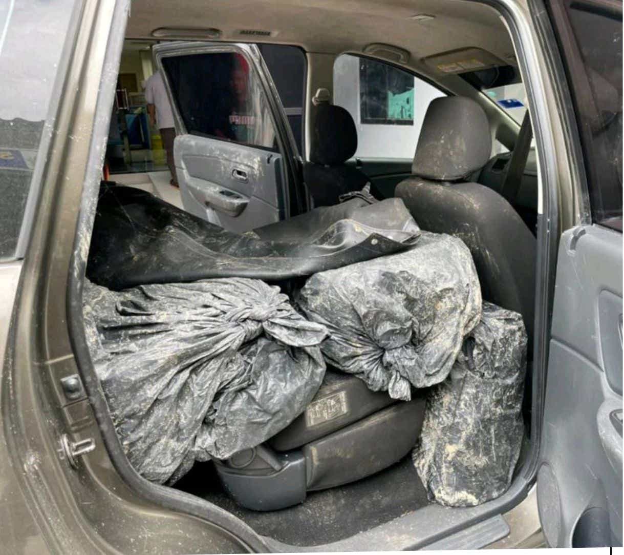 Ganja mampat yang disembunyikan dalam sebuah kereta Proton Exora di sebuah garaj di Jalan Cempaka Panji, Pengkalan Chepa di sini, semalam.