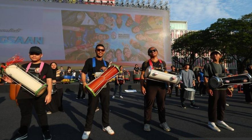 kumpulan terdiri daripada 400 orang itu merupakan gabungan pemain gendang serta kompang dari Aswara dan UiTM - gambar BERNAMA
