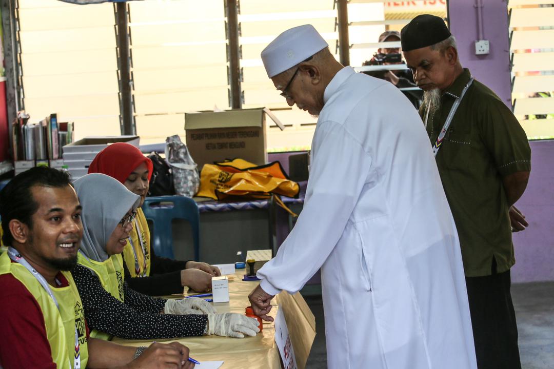 Abdul Hadi (berjubah) menunaikan tanggungjawab membuang undi - gambar Ana Maria Yusoff