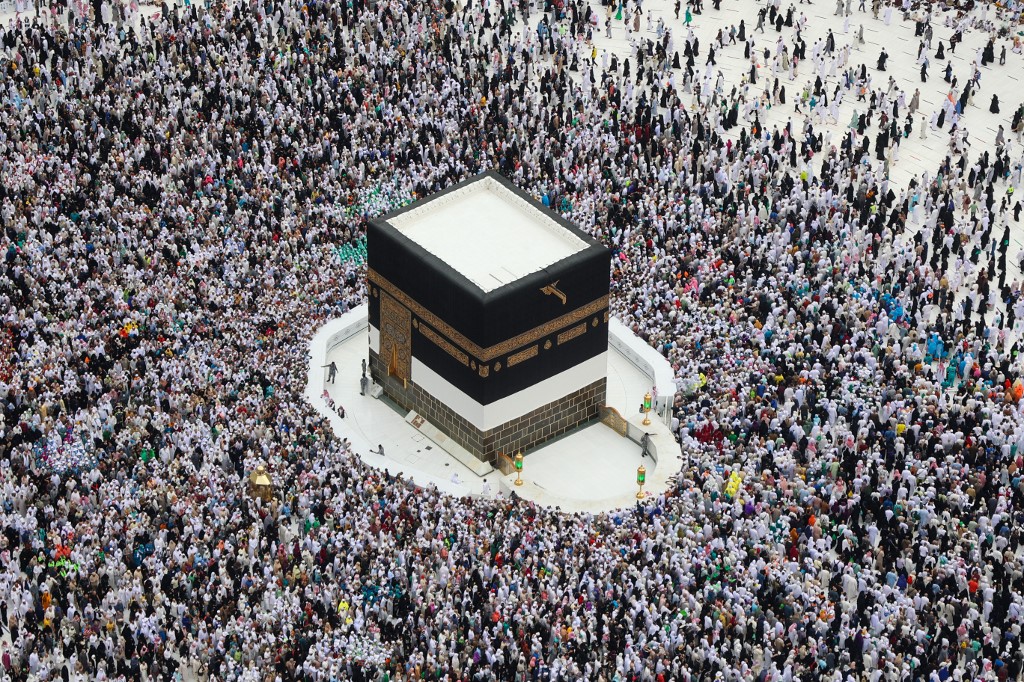 Menurut TH, kos haji bagi musim 1443H/2022M adalah RM28,632 bagi setiap orang jemaah berbanding anggaran awal sebanyak RM25,540 manakala kos haji bagi musim 1440H/2019M adalah RM22,900 seorang. - Gambar AFP