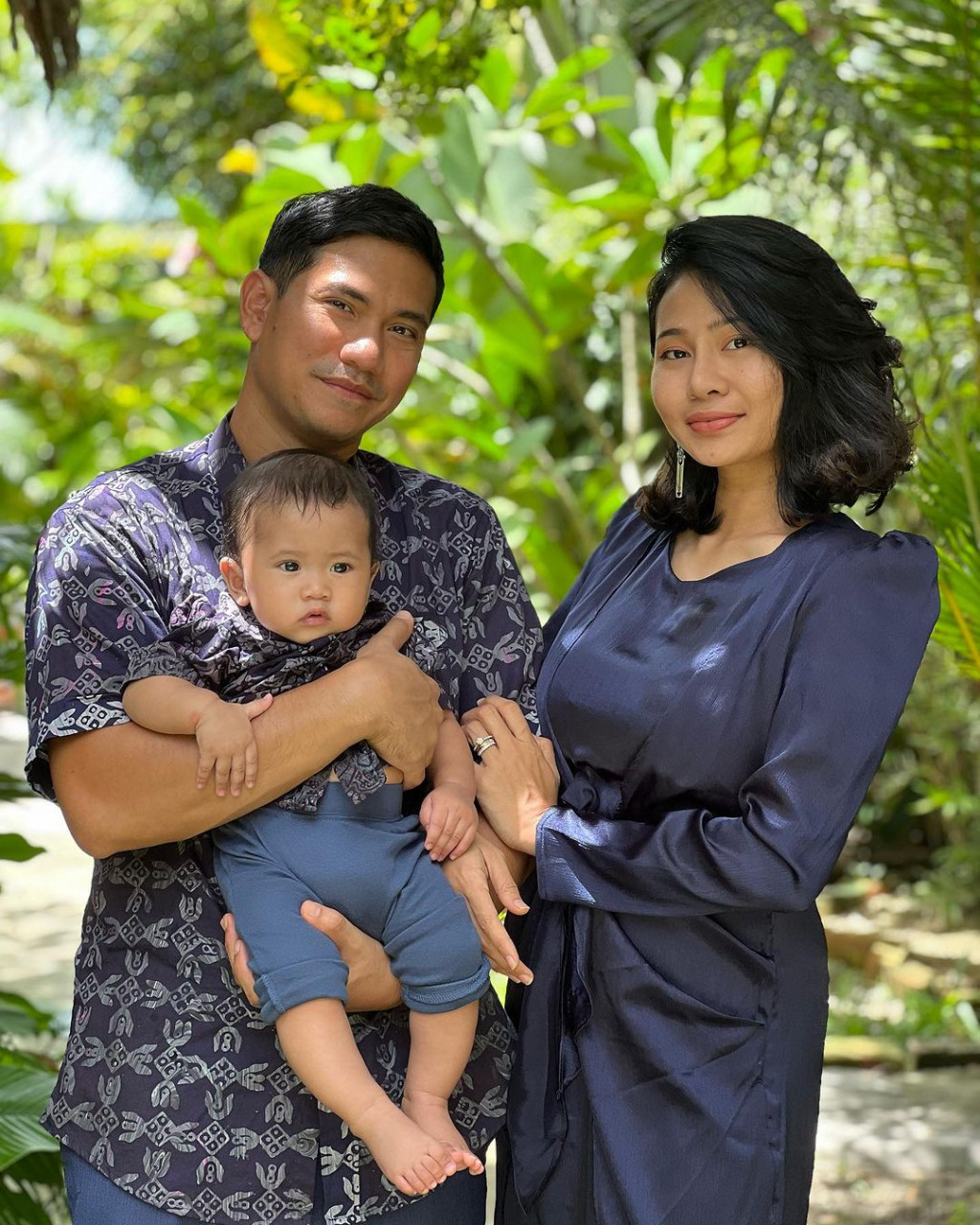 Hakim dan Reena bersama anak lelaki mereka yang kini berusia 10 bulan