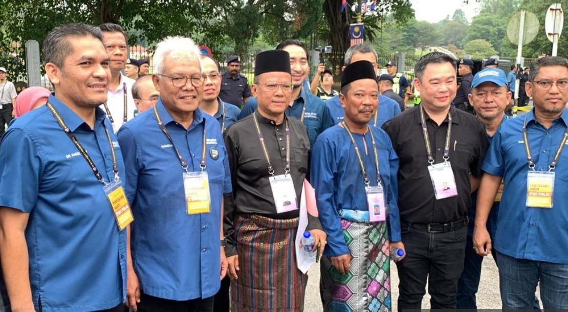 Zulkifli Jaafar diiringi Hamzah Zainudin bersama kumpulan penyokong tiba di pusat penamaan calon di Dewan Jubli Intan Sultan Ibrahim Johor Bahru bagi proses penamaan calon pagi ini - gambar BERNAMA